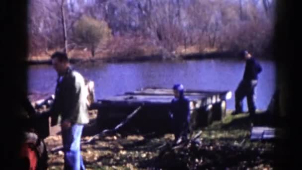 Mannen in de buurt van lake — Stockvideo