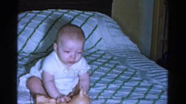 Yatağın üstüne oturan bebek — Stok video
