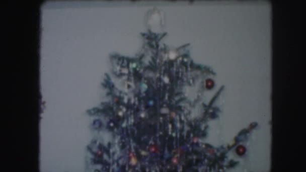 Niños decorando árbol de Navidad — Vídeos de Stock
