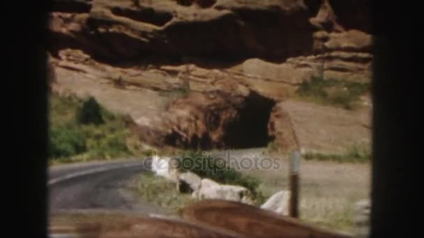 Coche a caballo a través de túnel de montaña — Vídeos de Stock