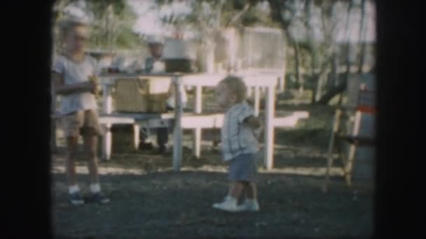 Bebé jugando en el patio de recreo — Vídeos de Stock