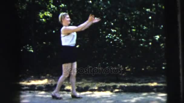 Femme attraper et lancer la balle — Video