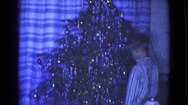 Famiglia disfare i regali di Natale — Video Stock