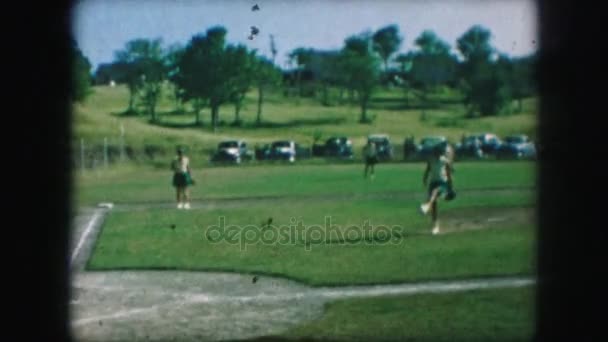 Les adolescents jouant au baseball — Video