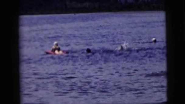 Ludzie, pływanie w rzece — Wideo stockowe