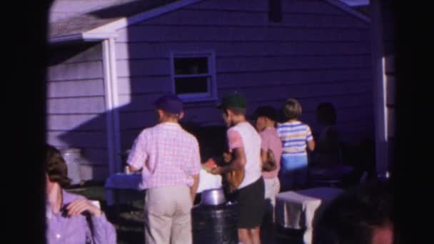Crianças comendo no piquenique — Vídeo de Stock