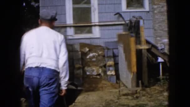 Man aan het werk op bouwplaats — Stockvideo