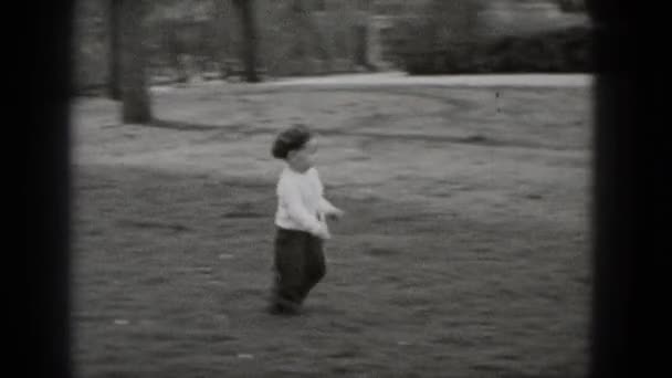 Kind läuft in Park — Stockvideo