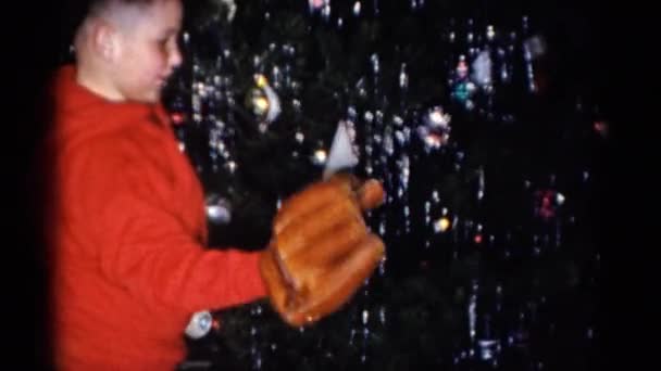 Garçon jouer avec le gant de baseball — Video