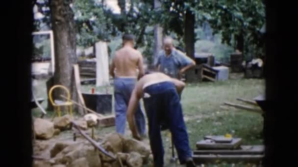 Män som arbetar på byggarbetsplatsen — Stockvideo