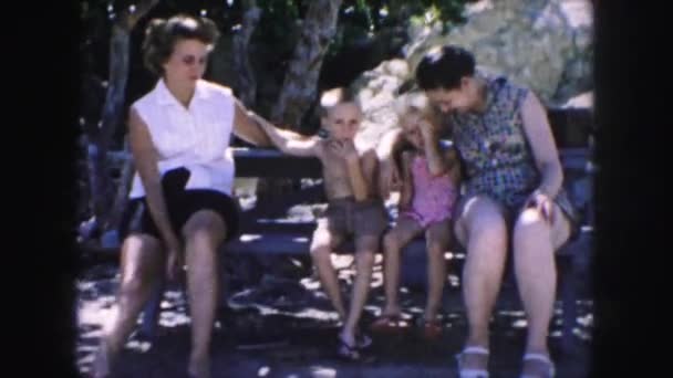 벤치에 앉아 아이 들과 여자 — 비디오