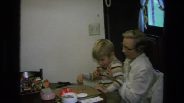 Mujer y niño sentados a la mesa — Vídeos de Stock