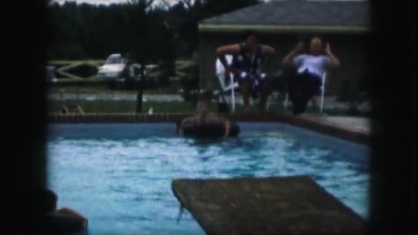 Crianças nadando na piscina — Vídeo de Stock