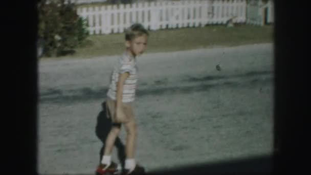 男孩滚轴溜冰 — 图库视频影像