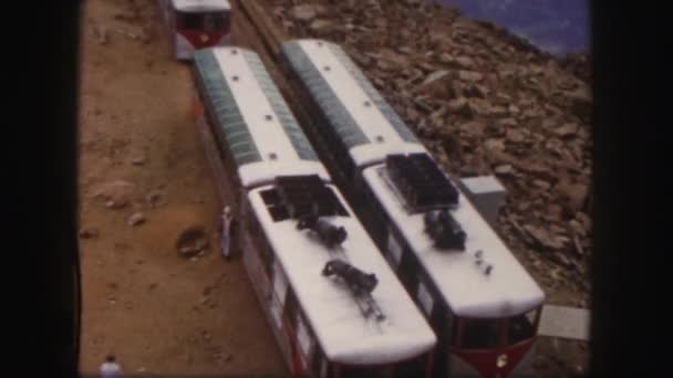 Tåg i bergen i colorado — Stockvideo