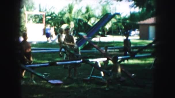 Madre balanceo niños en teeter-totter — Vídeo de stock