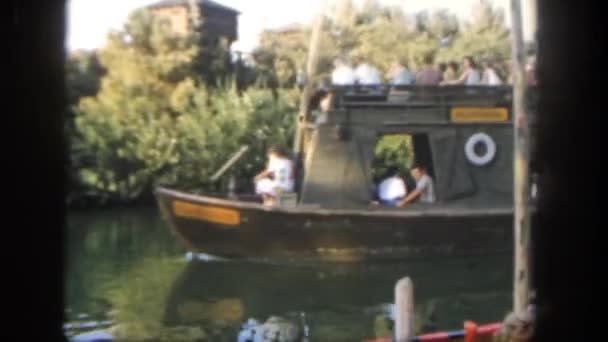 Mensen rijden op rivier boot — Stockvideo