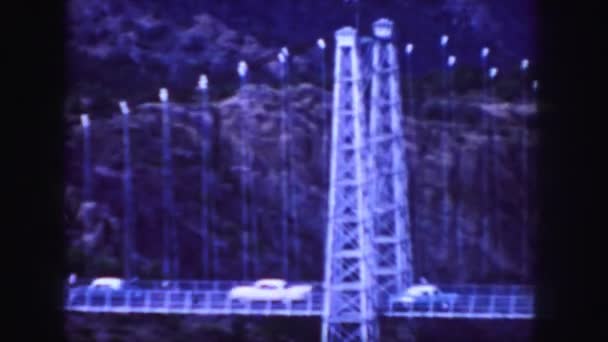 Puente en las montañas con coches — Vídeos de Stock