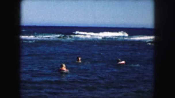 在海中游泳的人 — 图库视频影像