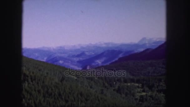Вид из окна на пейзажи — стоковое видео