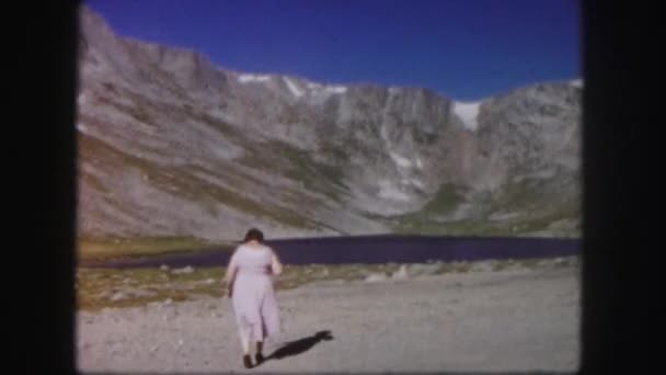 Woman against mountain lake — Stock Video