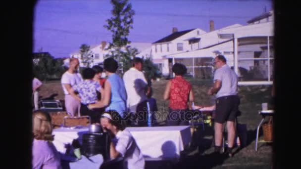 Piknikte yemek insanlar — Stok video