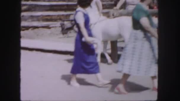 Gente en el parque occidental — Vídeos de Stock