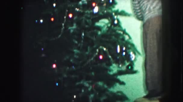 Niño pequeño decorando árbol de Navidad — Vídeos de Stock