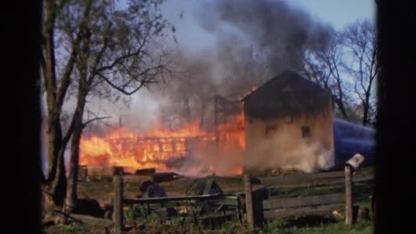 巨大な火は完全に家を破壊します。 — ストック動画