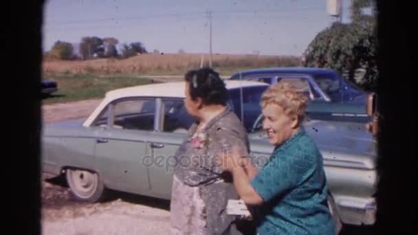 Dos mujeres caminando cerca del coche — Vídeos de Stock