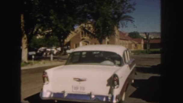 Vit klassisk bil rida till kyrkan — Stockvideo
