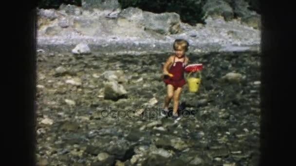 Gadis berjalan dengan ember kuning — Stok Video