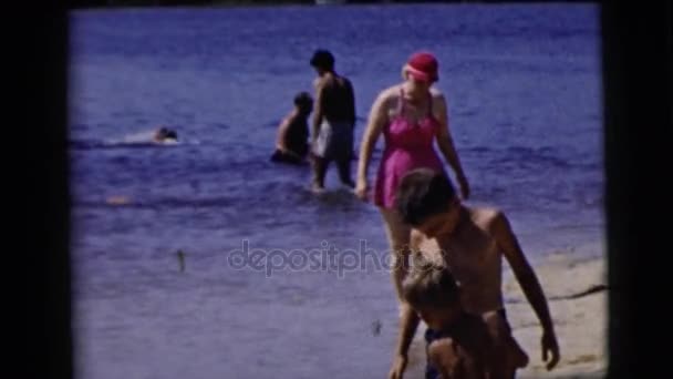 Ludzi na plaży — Wideo stockowe