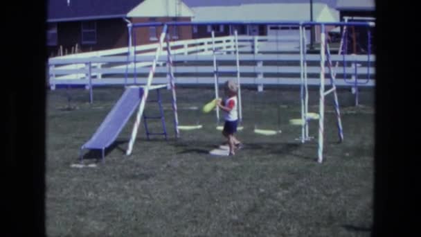 Мальчик играет с воздушным шаром на детской площадке — стоковое видео
