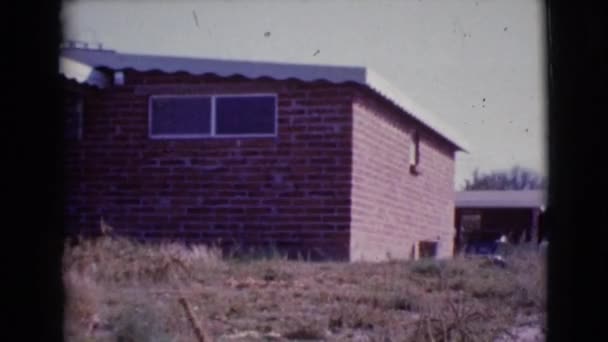 Huis met houten veranda — Stockvideo