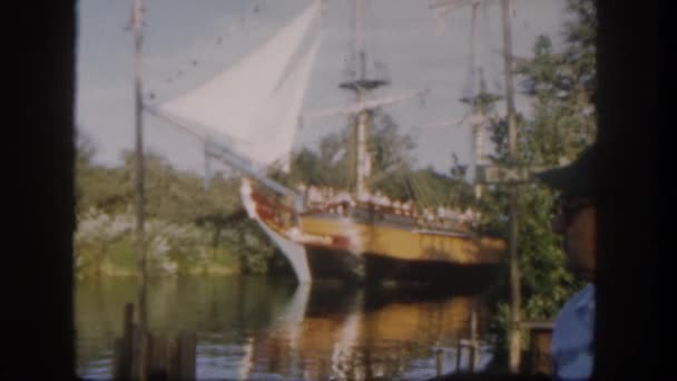 人们看着航行中的船 — 图库视频影像