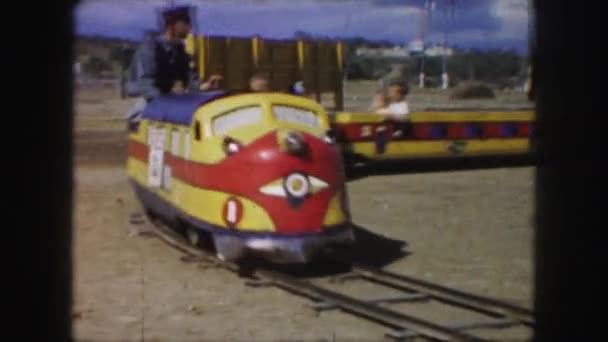 Crianças se divertindo na atração do trem — Vídeo de Stock