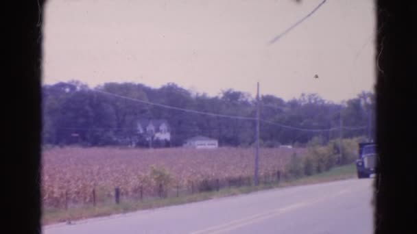 Voitures sur la route à la campagne — Video