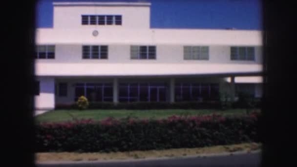 白色的建筑和棕榈树 — 图库视频影像