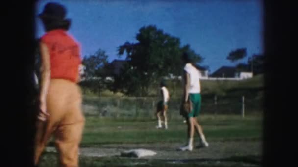 Підлітки грали бейсбол — стокове відео