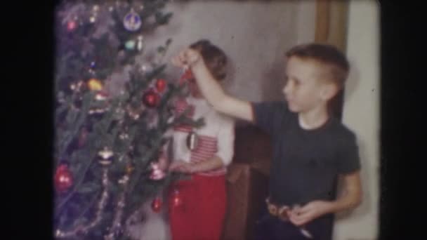 Enfants décorant arbre de Noël — Video