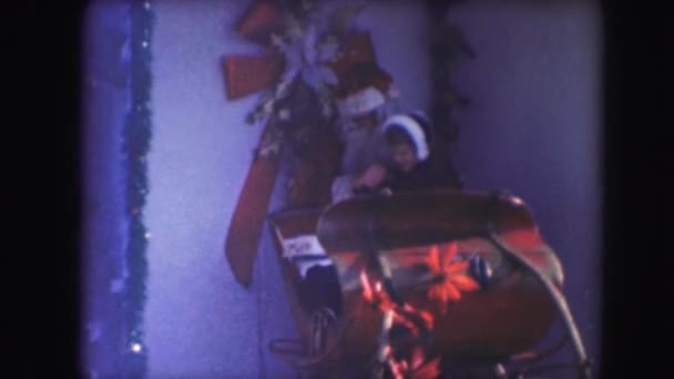 Pojken sitter på jultomten varv — Stockvideo