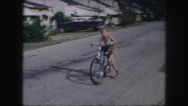 Kleine jongen rijden fiets — Stockvideo