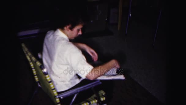 Frau sitzt im Stuhl — Stockvideo