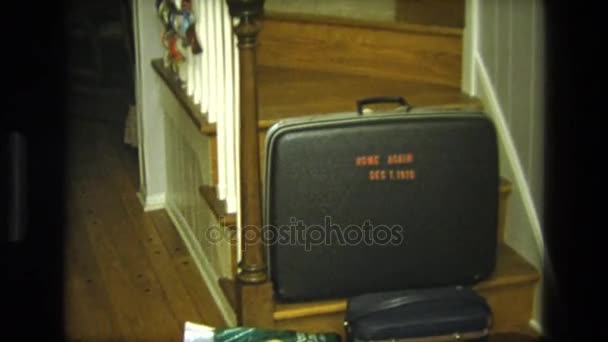 Koffer mit Heimatdatum — Stockvideo