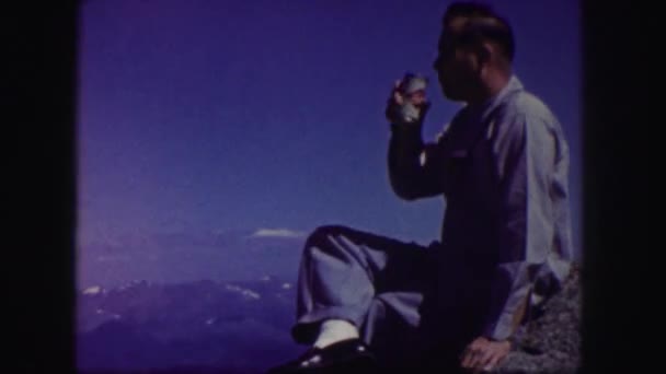 Člověk pije pivo na vrchol hory — Stock video