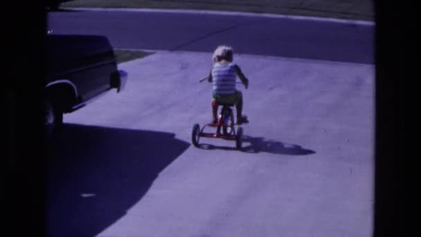 Niño montando en triciclo — Vídeos de Stock