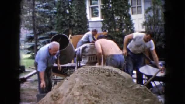 Muži pracují na staveništi — Stock video