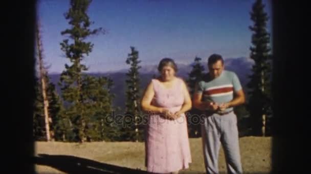 Ανώτερος ζευγάρι ενάντια στα βουνά — Αρχείο Βίντεο