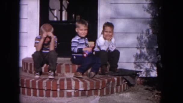Jungen sitzen auf der Veranda — Stockvideo
